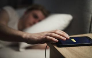 Schlafen Sie neben Handy