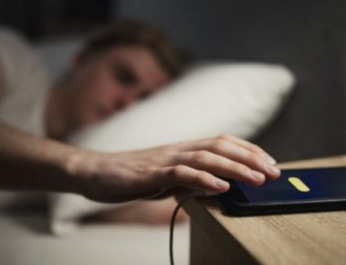 3 Gründe, warum es eine schlechte Idee ist, neben das Handy zu schlafen